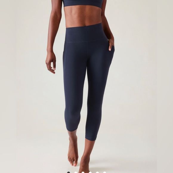 NWT Athleta Salutation Stash Capri. Navy Petite Large